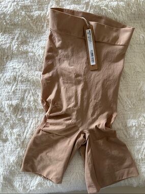 SKIMS Mid-Thigh Sheer Seamless Short in Clay